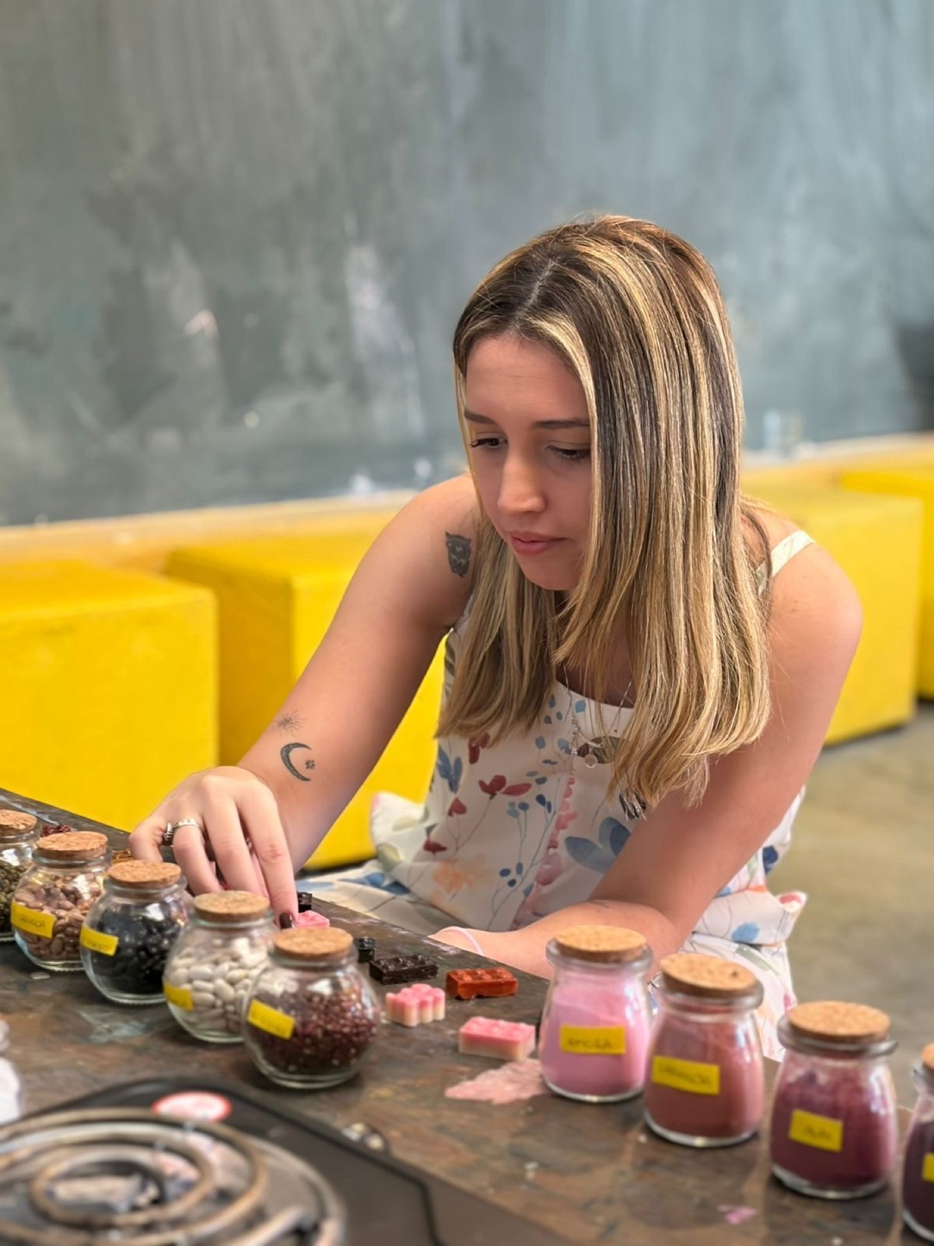 Bruna Aranda organizando os materiais de uma formação para educadoras.